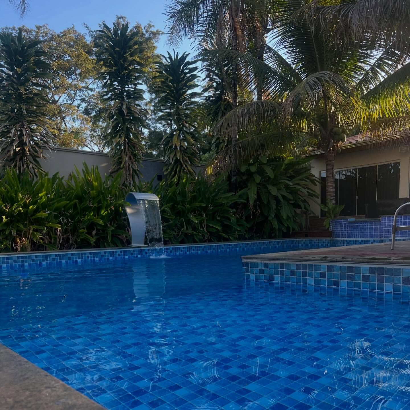Piscina com cascata do Espaço Delux em Goiânia